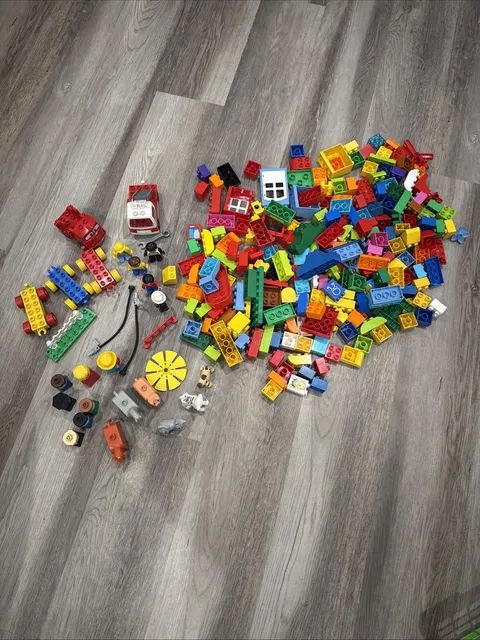 Lego Duplo Over 200 Building pieces Plus Vehicles, People, Animals