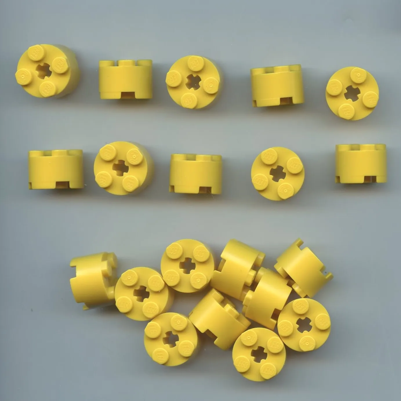 LEGO x 20 Yellow Brick, Round 2 x 2 with Axle Hole 3941