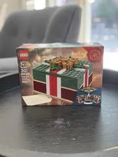 LEGO Seasonal: Christmas Gift Box (40292) Brand New