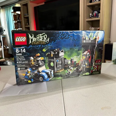 LEGO Monster Fighters 9466 Crazy Scientist & Monster 430 pcs Light-Up Box