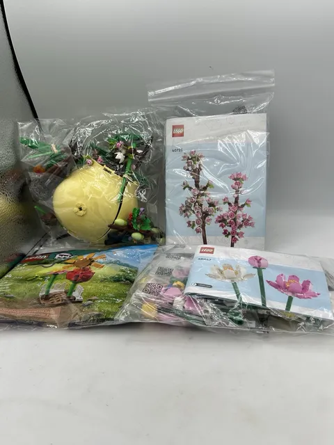 LEGO Botanical Flower Lot 40725 40647 + Friends 30659 Large Vase Partial