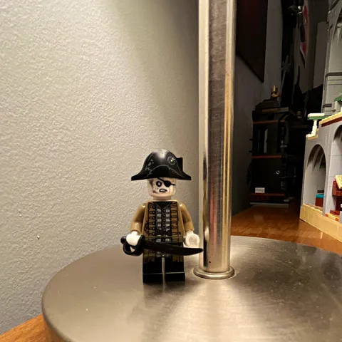 Lego Lieutenant Lesaro mini-figure  ￼