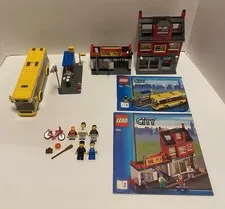 Lego 7641 Town City Corner with Instructions 2009 One Sub Different Torso