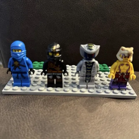 LEGO Minifigures Lot of 4 - Assorted Characters Plastic Minifigure Set Ninjago
