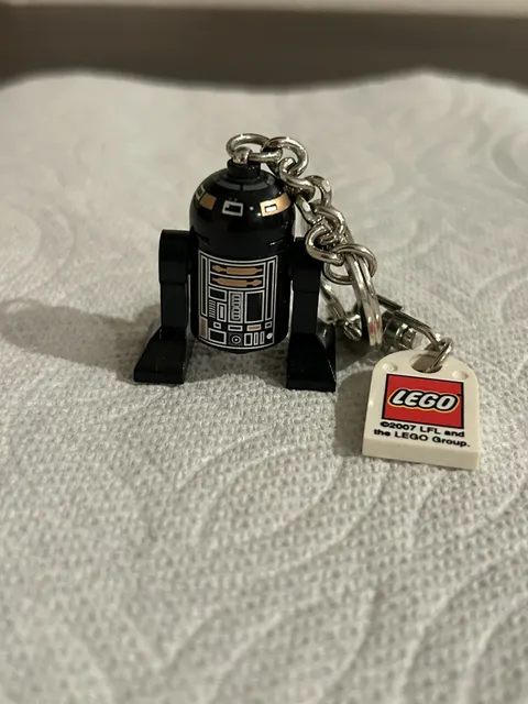 Pristine LEGO Star Wars  Black R2-D2 Droid Keychain - 851937