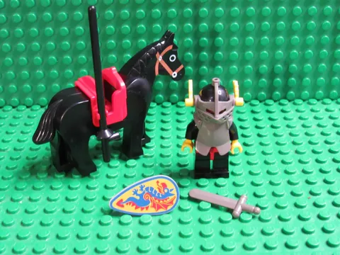 LEGO Castle Black Knight Breastplate Minifig cas166 Yellow Dragon Plume 6086 B32