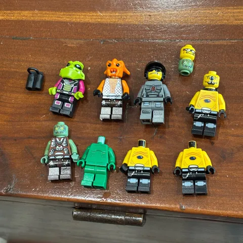 Lego Minifigures, Parts/Pieces Lot (Alien Conquest, Space Police)