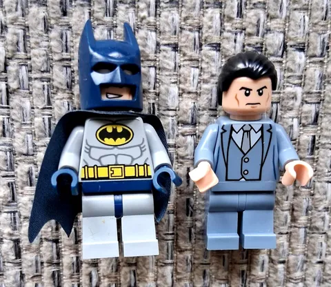 LEGO 2012 Batman Minifigure Blue 6860  Batcave & Bruce Wayne Minifig