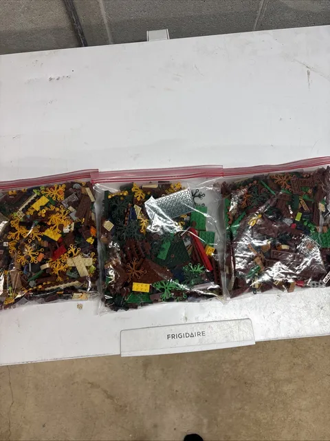LEGO Tree House 21318 Pieces. Unknown If Complete.