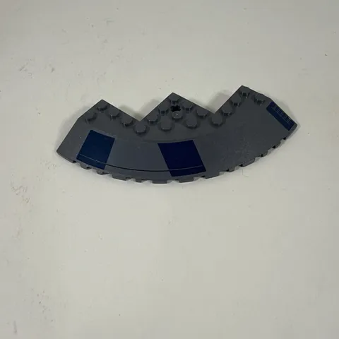 LEGO 58846pb04R Brick Round Corner Slope 33 Edge Blue Rectangle Dark Bluish Gray