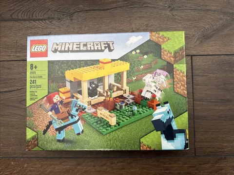 Brand New Lego Minecraft 2021 Horse Stable 241pcs