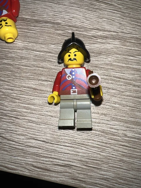 LEGO Minifigure Genuine Imperial Armada Red pi010 Pirates I set 6280 6291
