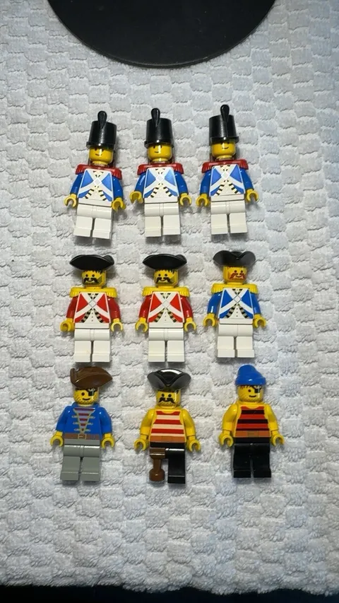 LEGO Vintage Classic Pirates & Blue Coat Soldiers Minifigure Lot of 9 Figures