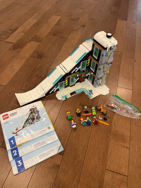 LEGO City: Ski and Climbing Center (60366)