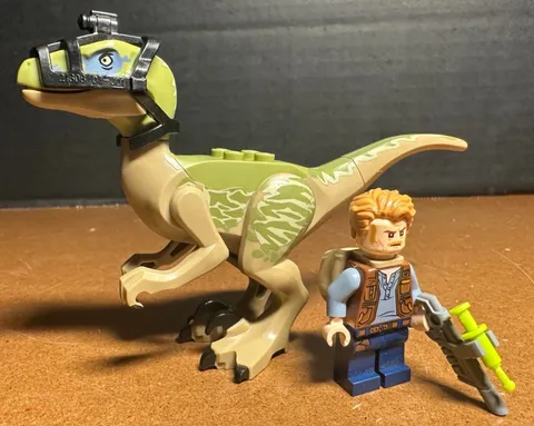 LEGO Jurassic World Dinosaur Raptor Delta raptor06 w/head armor & Owen Grady fig