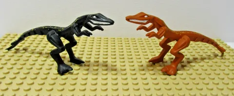 LEGO Lot of 2 MUTANT LIZARDS MINIFIGURE DINOSAUR RAPTOR DINO 7475