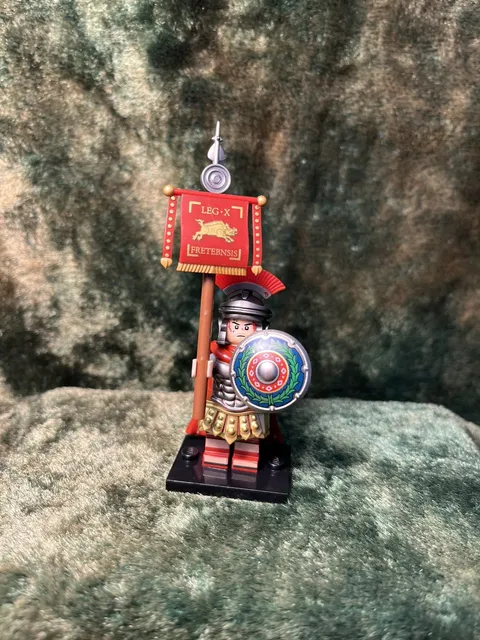 1x 54mm MINI NOVEL STANDARD BEARER 10th LEGION + 1x Banner on Genuine LEGO Base