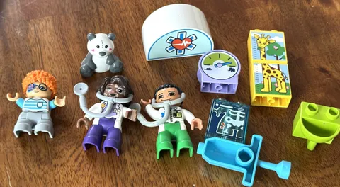 Lego Duplo Doctor visit Figures Patient Xray Growth Chart Scale  Syringe ++