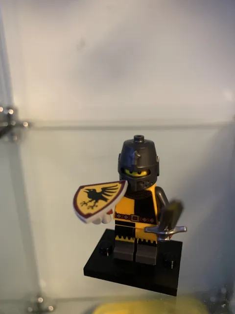 Lego 71027 Series 20 Minifigures - Tournament Knight (Missing plume)