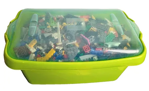 2009 LEGO CITY City Corner 7641 Set + 5 lbs Bin Collection of Legos
