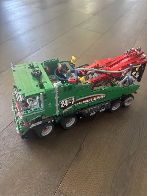 LEGO TECHNIC: Service Truck (42008) 95% Complete