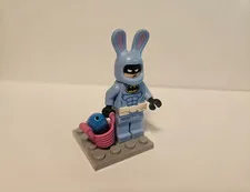 LEGO MINIFIGURE - EASTER BUNNY BATMAN - TOYS R' US 2017 BRICKTOBER!!