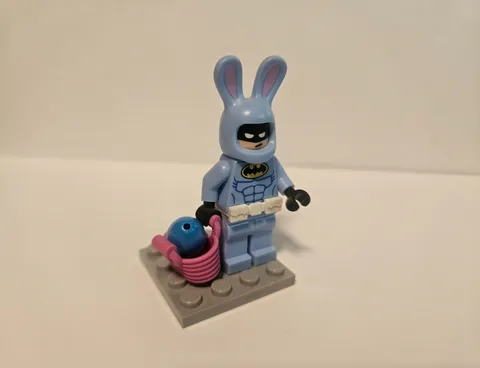 LEGO MINIFIGURE - EASTER BUNNY BATMAN - TOYS R' US 2017 BRICKTOBER!!