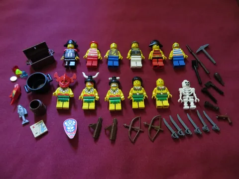 LEGO Islanders & Pirates   Minifigures LOT.  12  Figures & , Weapons