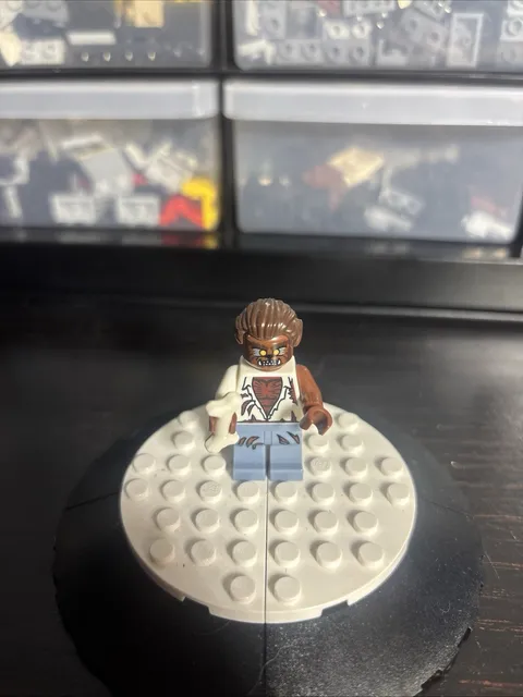 LEGO Collectible Minifigure Series 4  Werewolf Complete 8804