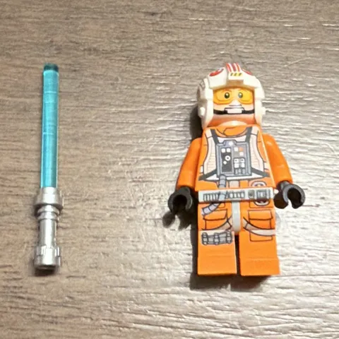 LEGO Star Wars Luke Skywalker X-Wing Pilot Minifigure w/ Lightsaber Weapon