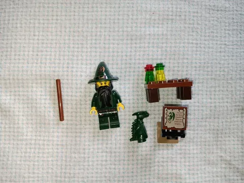 Lego Castle Green Wizard Minifigure baby dragon Norbert 7955 Extras