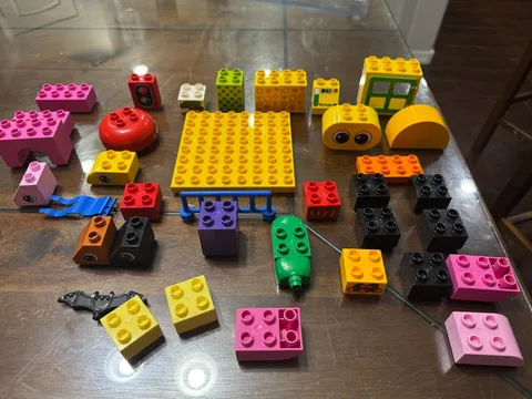 LEGO DUPLO LOT INCLUDES PIECES SHOWN *CLEAN*