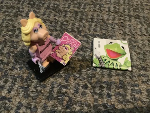 LEGO DISNEY THE MUPPETS MISS PIGGY MINIFIG NEW 71033 WITH CATALOGUE FIGURE