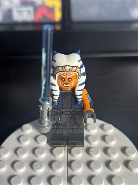 LEGO Star Wars Ahsoka Tano Minifigure (sw1300) Dual Lightsabers • T-6 Shuttle