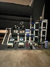 2010 LEGO CITY Police Station RETIRED 