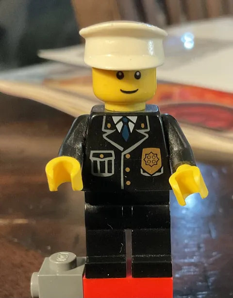 Lego #7553 ~ Police w/ Gold Badge Minfig from plane City minifigure (cty0256)
