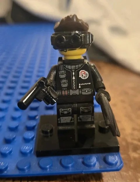 LEGO Collectible Minifigures Series 16 Spy Agent Complete 