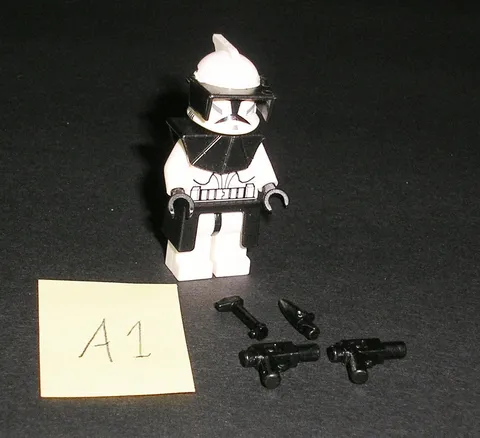 LEGO Star Wars Clone Trooper (Phase 1 Black Visor Kama Pauldron) Minifig 8014 A1