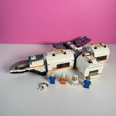 LEGO CITY: Lunar Space Station 60227 W/minifigs 99% Complete