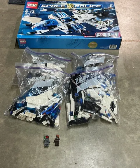 LEGO 5974 Galactic Enforcer Space Police Set Missing 3 Of 5 Minifigs READ!!