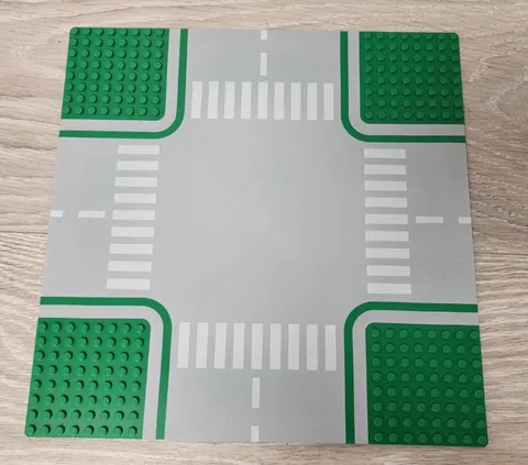 Lego 30282 611p01 Green Baseplate Road 32 x 32 8-Stud Crossroads Road Pattern