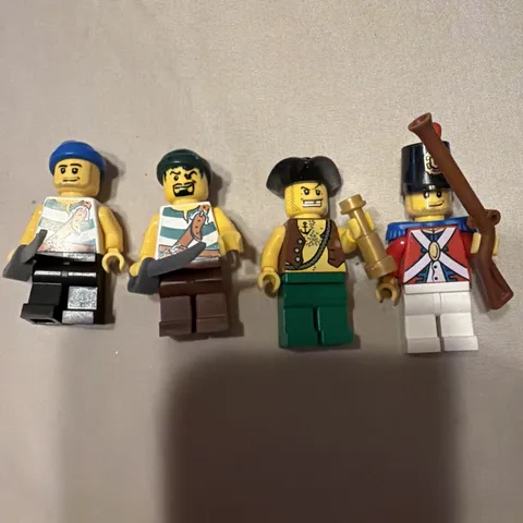 LEGO Pirates Imperial Soldier Minifigure w/ Shako Hat and 3 pirates