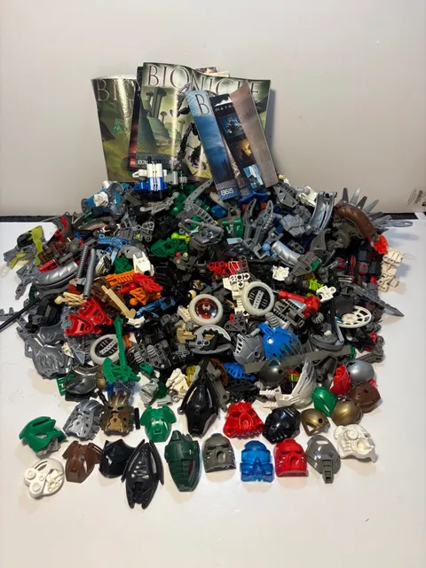 Lego Bionicle Lot incl. Kraahkan Movie Edition Mask Some Manuals