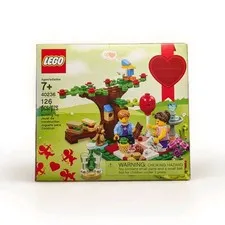 NEW LEGO Seasonal: Romantic Valentine Picnic (40236)