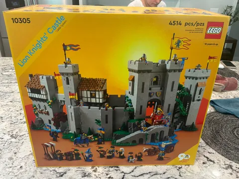 LEGO Icons: Lion Knights' Castle (10305)