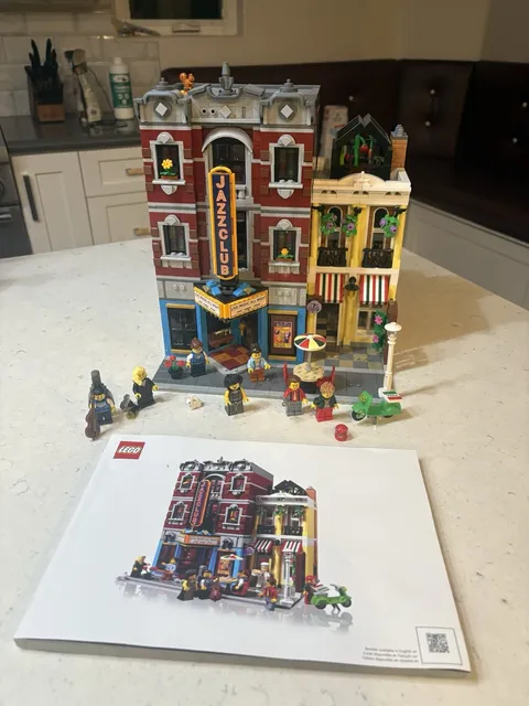 LEGO Icons: Jazz Club (10312) 98% complete missing chef fig , comes with booklet