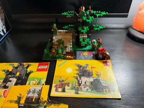 LEGO 6066 Castle Forestmen CAMOUFLAGED OUTPOST Near Complete With Manual *READ*