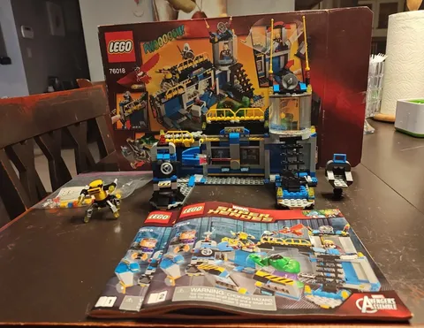 LEGO 76018 Hulk Lab Smash-Almost complete comes with Manuals and Box no Minifigs