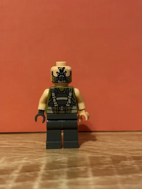 Lego DC Super Heroes Minifigure (SH0062) Bane 1 Light Nougat Hand From 76001