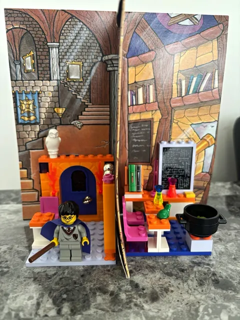 LEGO Harry Potter Hogwarts Classrooms 4721 Complete w/ Manual, Cardboard Walls